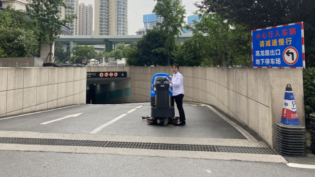 江騰廣場地下車庫專用駕駛式洗地機(jī)