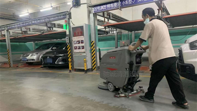 工廠車間用手推式洗地機(jī)的正確操作方法