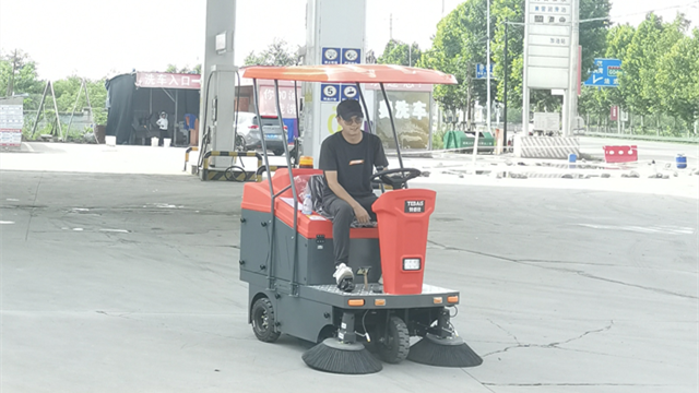 工業(yè)電動掃地車